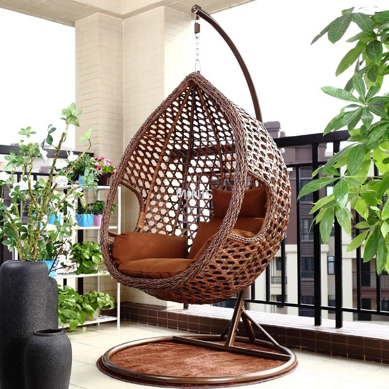 Chaise pivotante en rotin de loisirs en forme d'œuf, patio de jardin ext&eacute;rieur