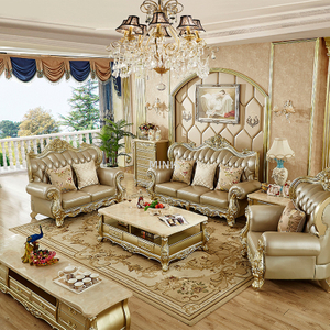 Sal&oacute;n cl&aacute;sico de madera dorada con bonito sof&aacute; de cuero aut&eacute;ntico