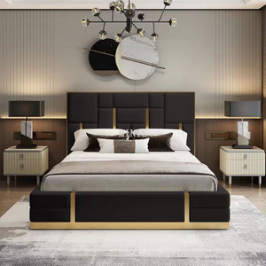 Chambre adulte, ferronnerie dor&eacute;e, appui-t&ecirc;te haut, lit en velours marron