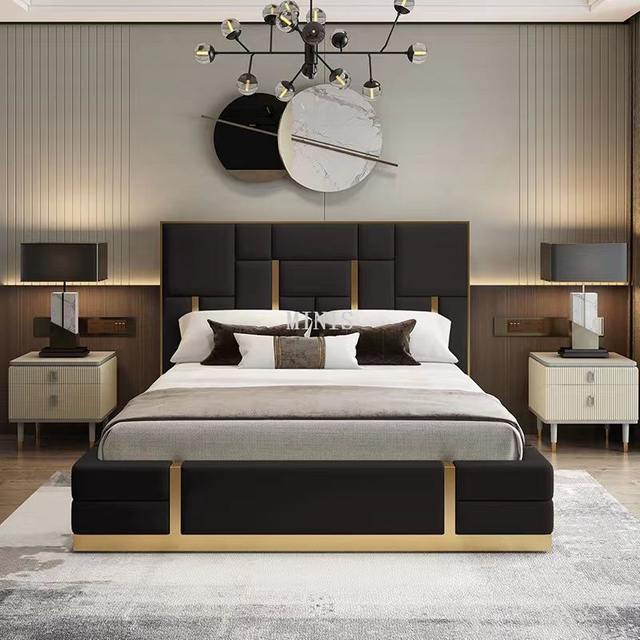 Chambre adulte, ferronnerie dor&eacute;e, appui-t&ecirc;te haut, lit en velours marron