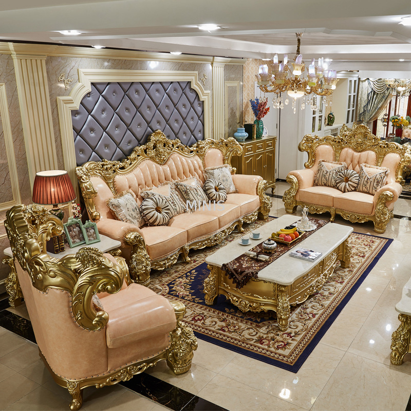 Sala de estar de lujo real, sof&aacute; de cuero genuino de madera dorada
