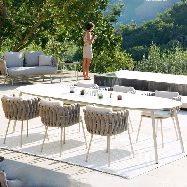 Restaurant jardin ext&eacute;rieur grande table blanche chaise de salle &agrave; manger