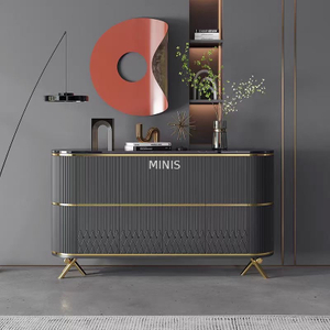 Sal&oacute;n moderno y bonito aparador negro con tapa de m&aacute;rmol