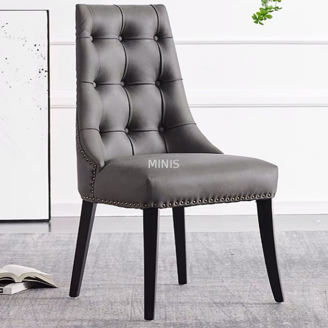Chaise de salle &agrave; manger moderne en cuir gris avec pieds en bois et boucle/rivets