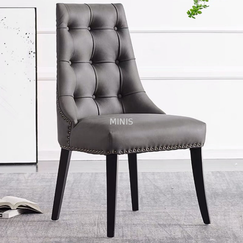 Chaise de salle &agrave; manger moderne en cuir gris avec pieds en bois et boucle/rivets