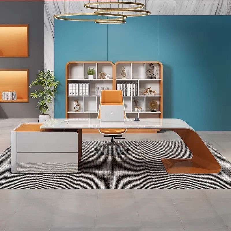 Bureau de direction cr&eacute;atif li&eacute; au travail blanc et orange