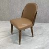 Chaise de salle &agrave; manger moderne en cuir gris avec pieds en bois et boucle/rivets