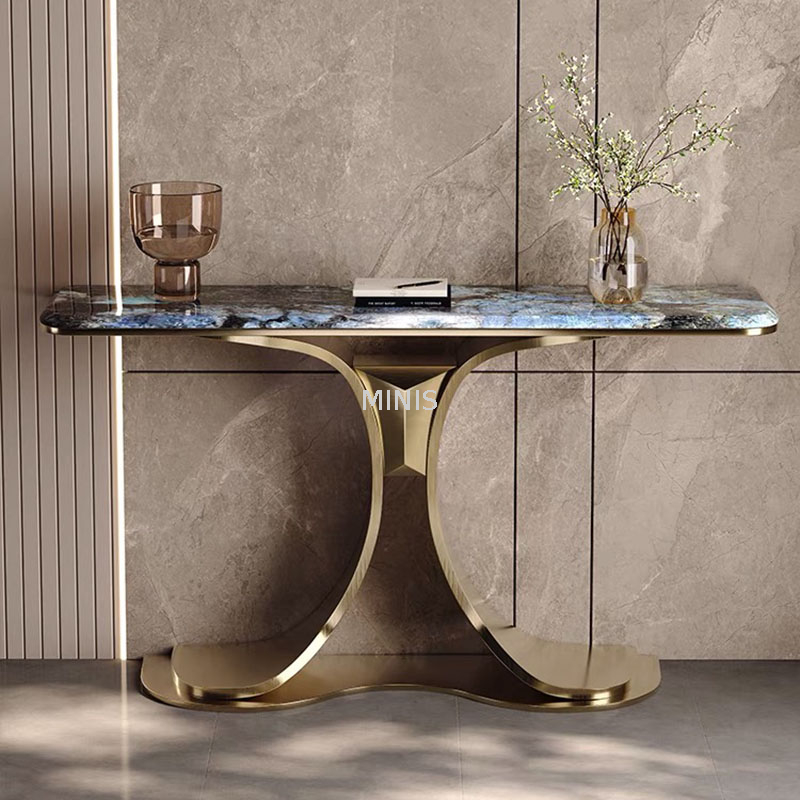 Petite table console mince et dor&eacute;e en marbre, moderne et &eacute;l&eacute;gante pour entr&eacute;e