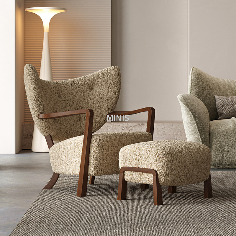 Chaise en tissu de laine avec accoudoirs en bois de bonne qualit&eacute; avec pouf