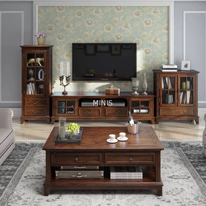 Salon marron bon meuble TV et table basse en bois