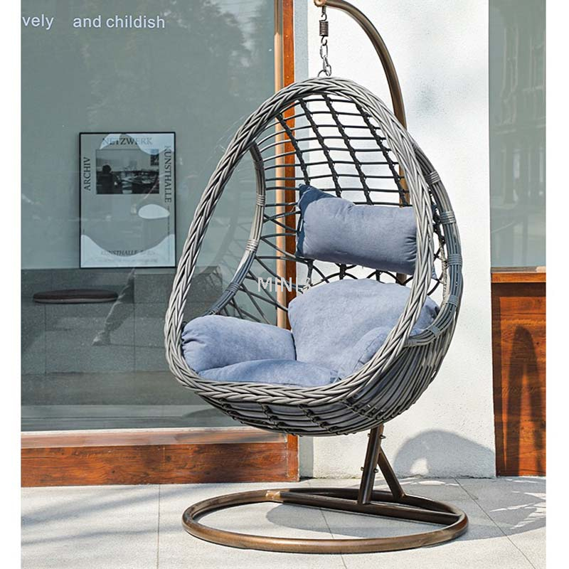 Chaise pivotante en rotin en forme d'œuf suspendue pour patio ext&eacute;rieur