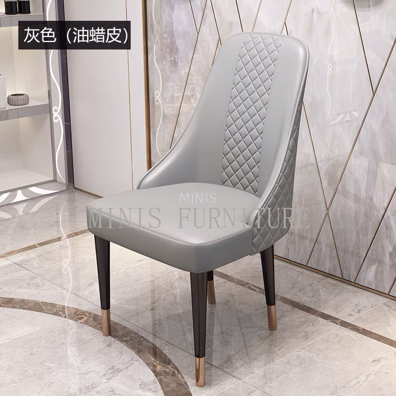 Chaise de salle &agrave; manger moderne en cuir gris avec pieds en bois et boucle/rivets