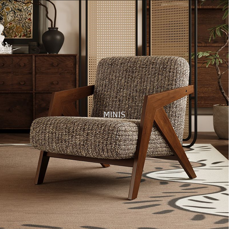 Chaise en tissu de laine avec accoudoirs en bois de bonne qualit&eacute; avec pouf