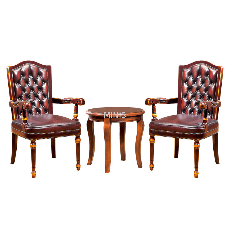 Belles chaises en cuir de bureau de meubles avec la table en bois